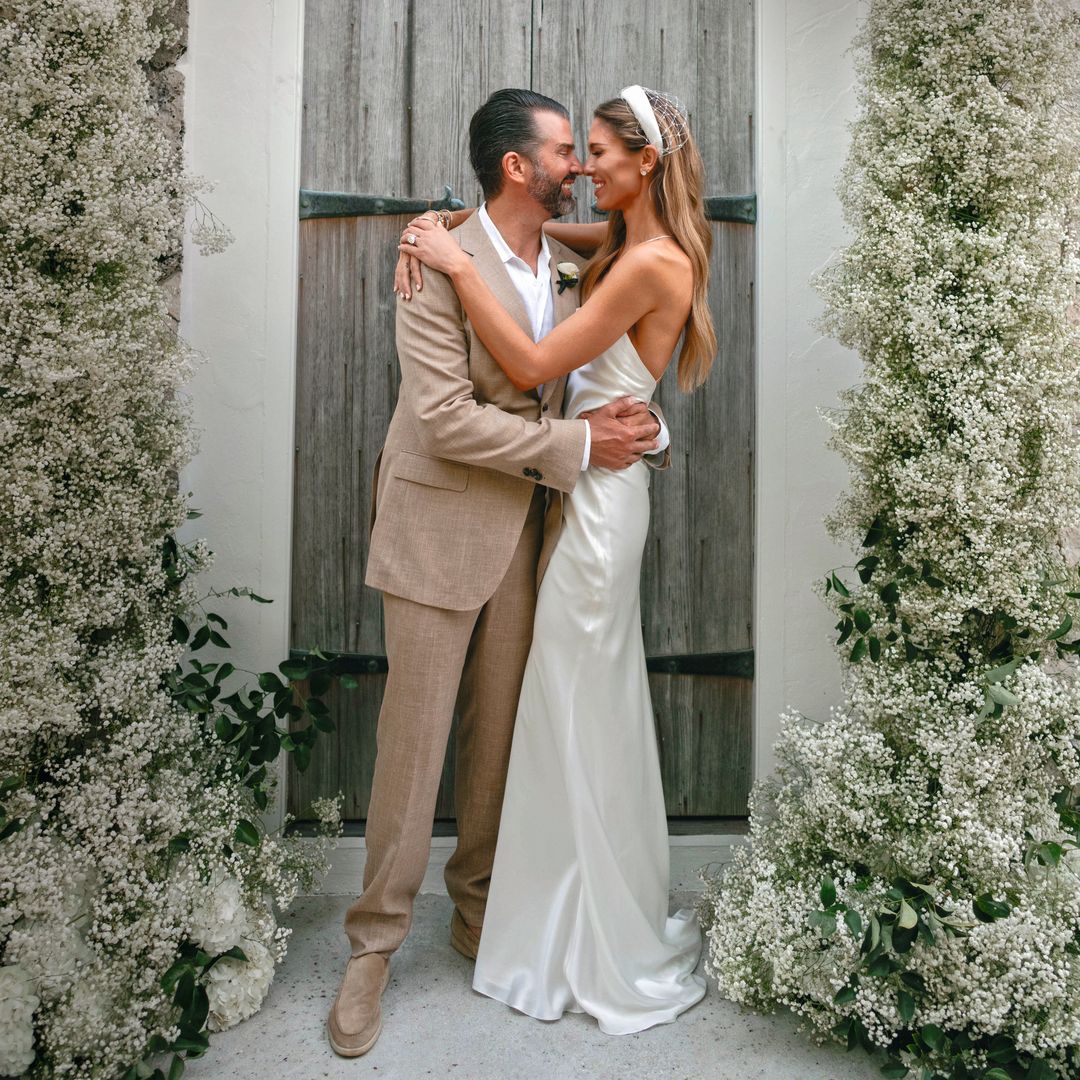 Un vestido satinado al más puro estilo Carolyn Bessette, un mensaje secreto y un ramo en homenaje a su padre: los vestidos de novia de Bettina Trump al detalle