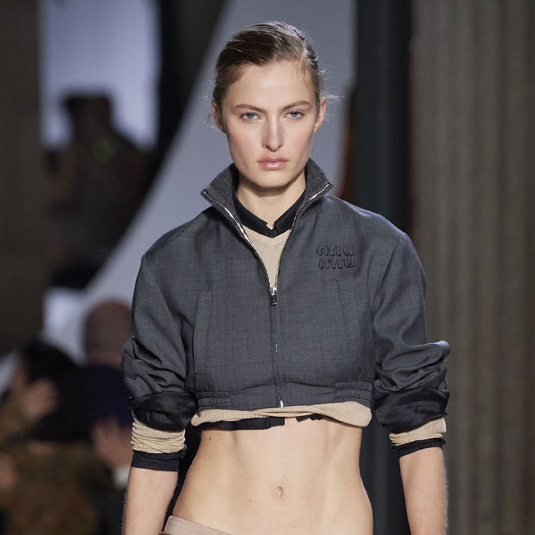 Gracias a Miu Miu, llevarás a la oficina la tendencia más polémica de hace 20 años