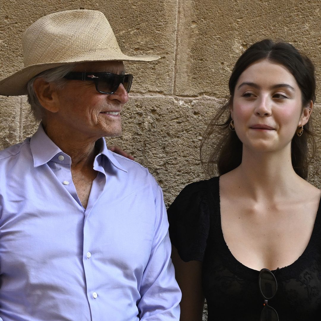 Michael Douglas y su hija Carys sorprenden en las populares fiestas de San Juan en Menorca: todas las imágenes