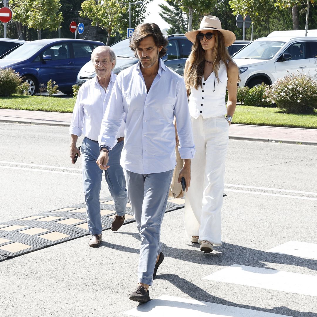 Jose María García con su hijo Luis García Fraile y su nuera Ariadne Artiles en el tanatorio de Caritina Goyanes en Madrid