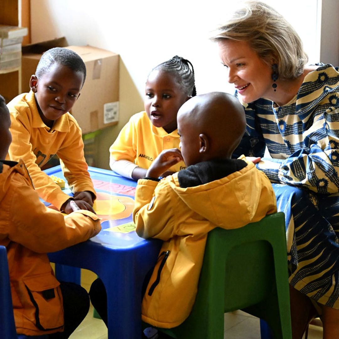 Matilde de Bélgica y su adorable visita a una guardería en Sudáfrica mientras su marido se sube al ¡monopatín!