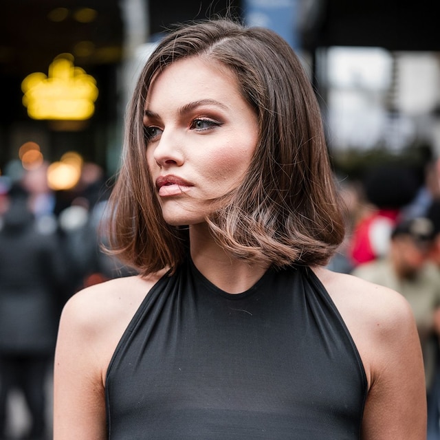 Thylane Blondeau con coloración mocha mousse en el cabello