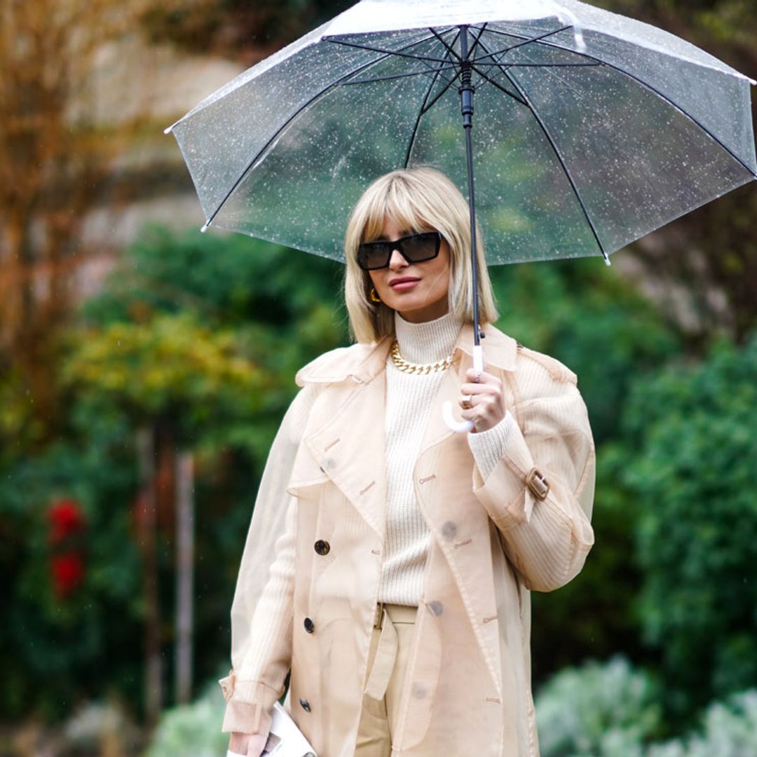 Con estas prendas y complementos (de tendencia) querrás que llueva todo el año