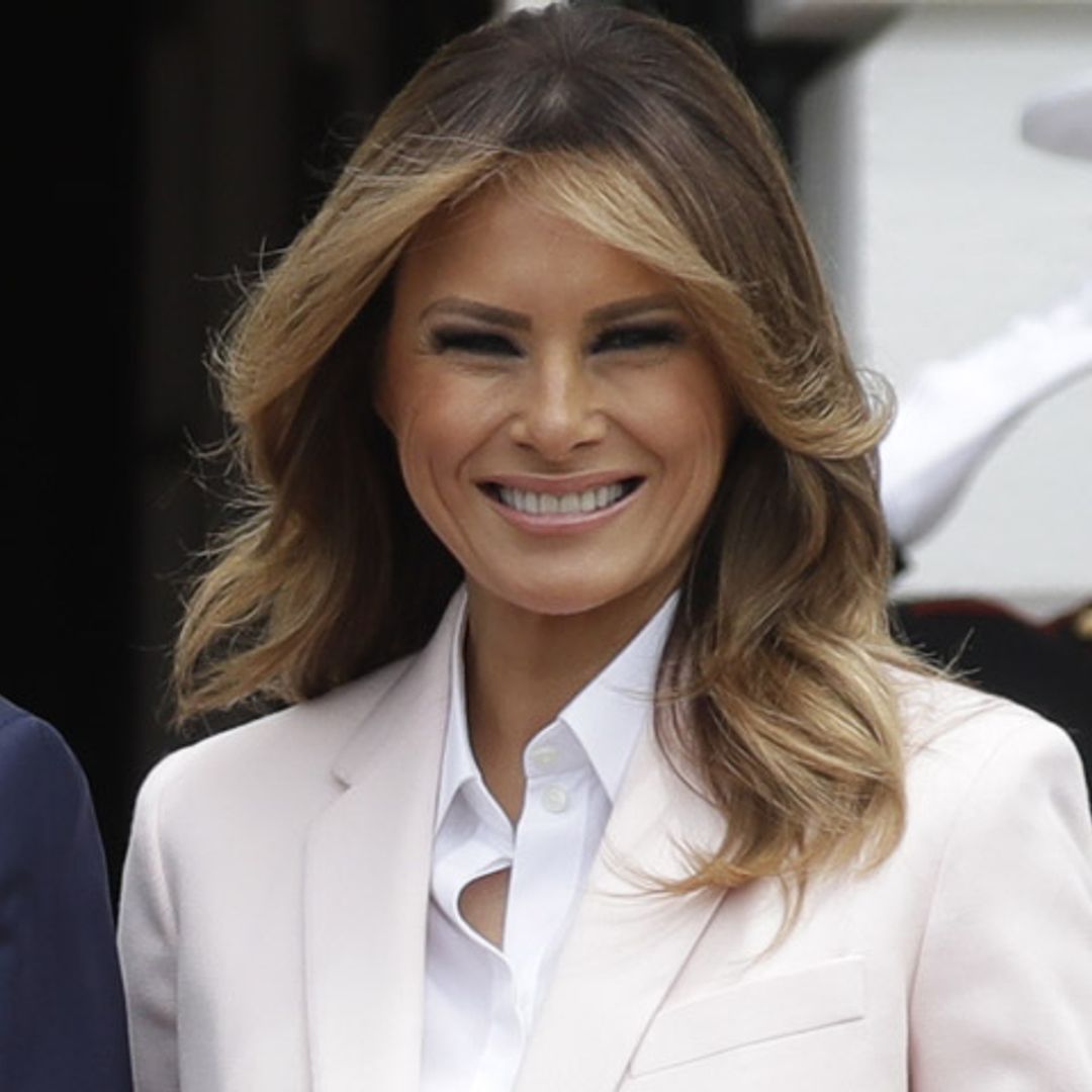 Un traje rosa y rebajado: la apuesta de Melania para su último duelo de estilo