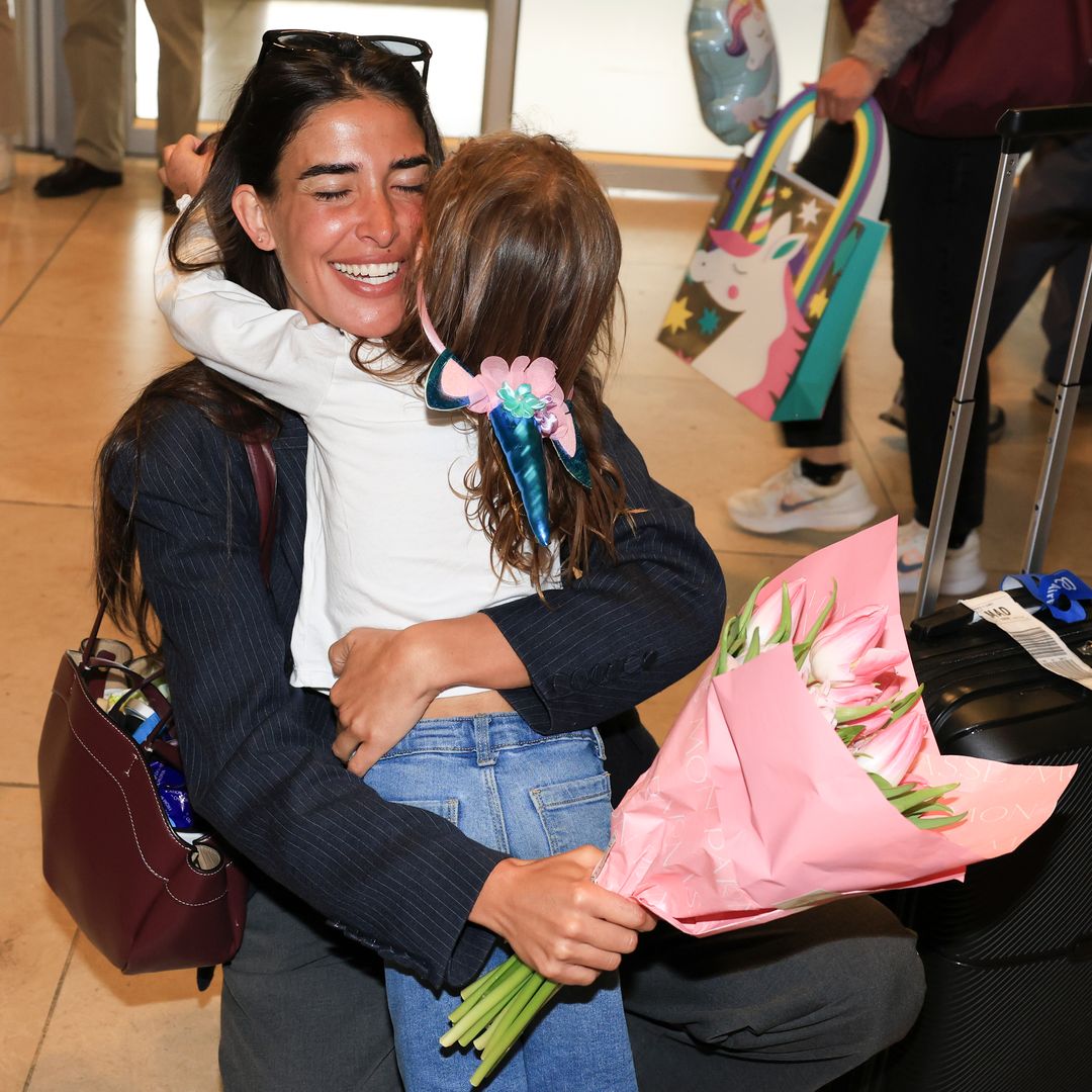Las imágenes del entrañable reencuentro de Lidia Torrent con su hija en el aeropuerto tras visitar a 'papi' en 'Supervivientes'