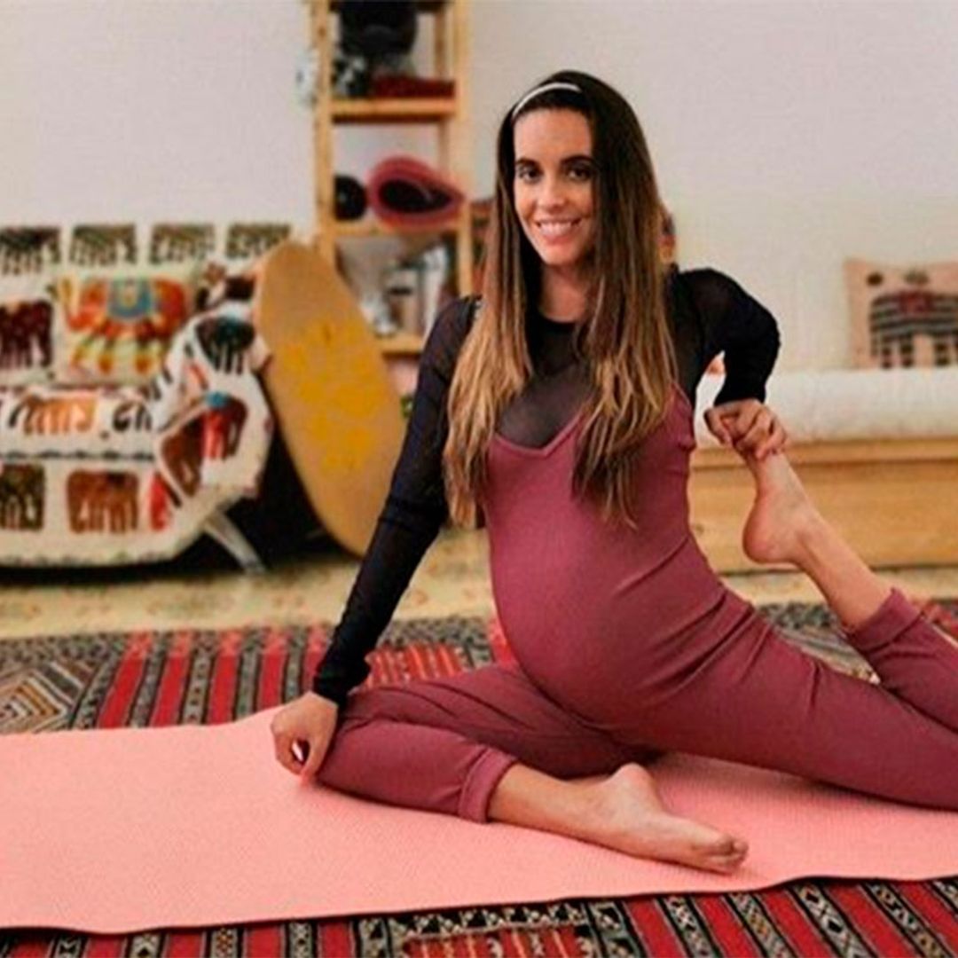 Ona Carbonell muestra cómo ha crecido su tripita entre ejercicios y estiramientos