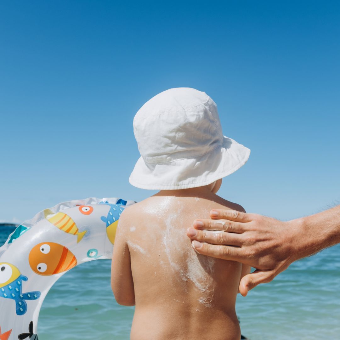 Una dermatóloga advierte sobre el riesgo del sol en los niños: "Hay que evitar poner una muselina o trapo cubriéndolos, la temperatura puede ser muy alta"