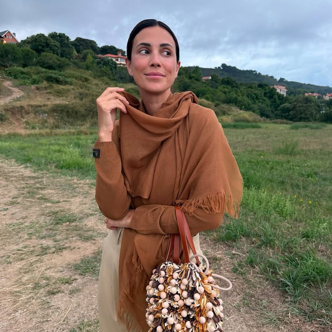 Si veraneas en el norte, el look de Sassa de Osma es perfecto para las noches más frescas de agosto