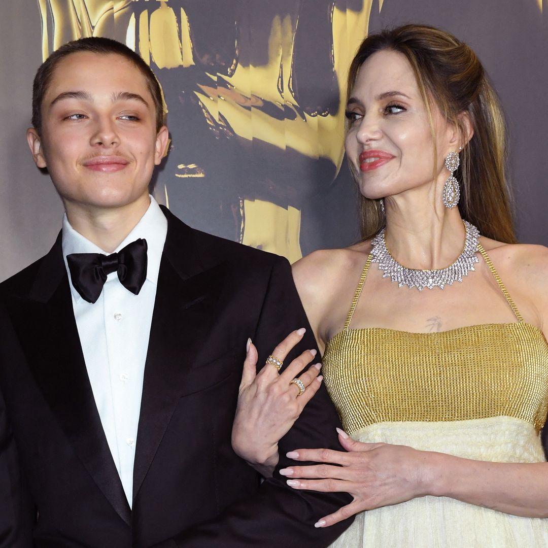 Plano medio de Angelina Jolie y su hijo Knox posando en los Governors Awards 2024