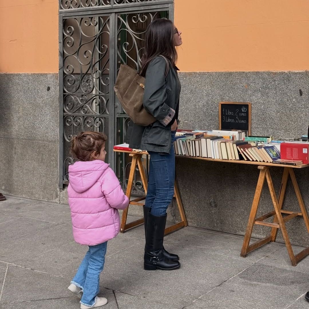 Lidia Torrent con su hija Elsa de paseo por Madrid