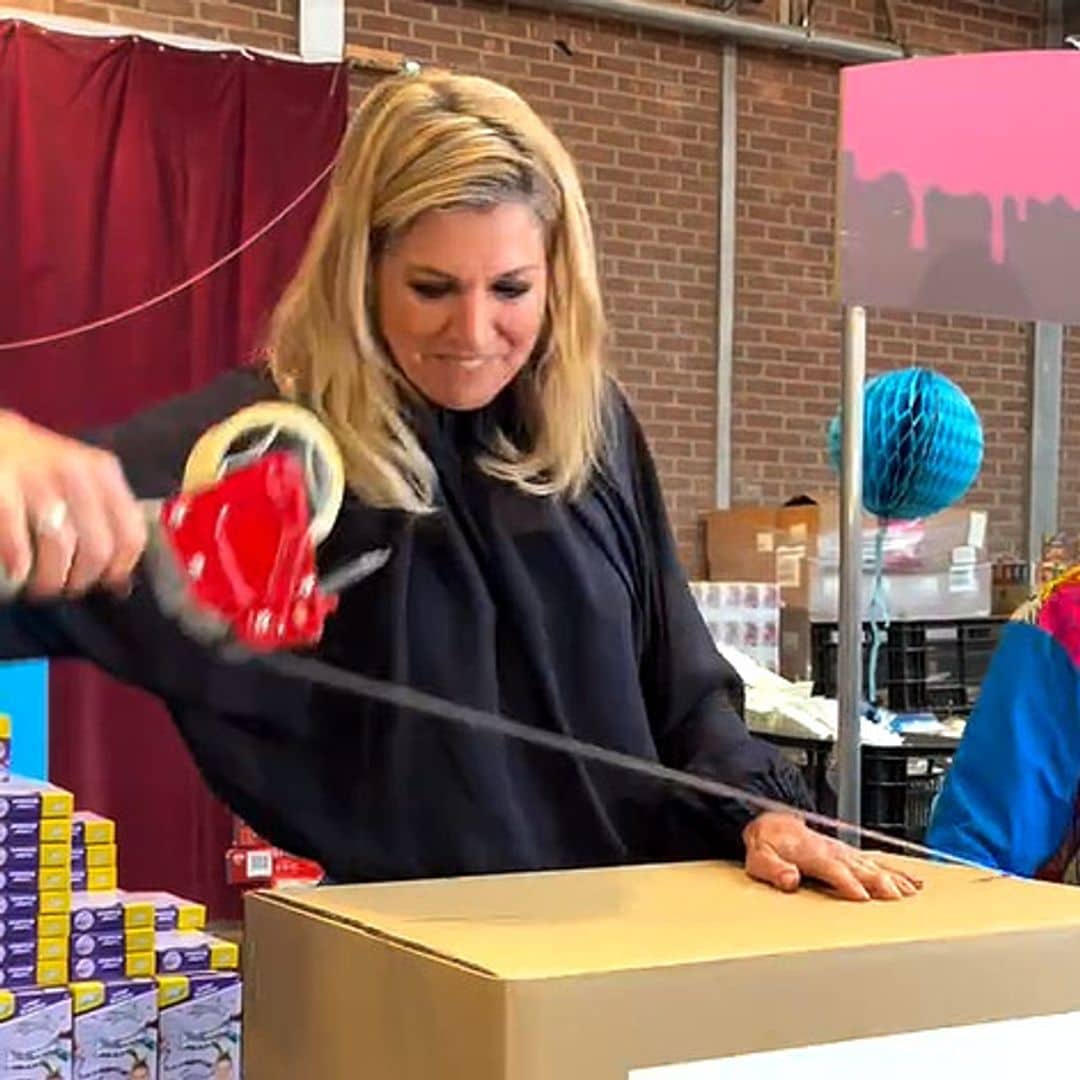 Máxima de Holanda, una más en la cadena de montaje: su curioso vídeo empacando cajas de cumpleaños para niños sin recursos