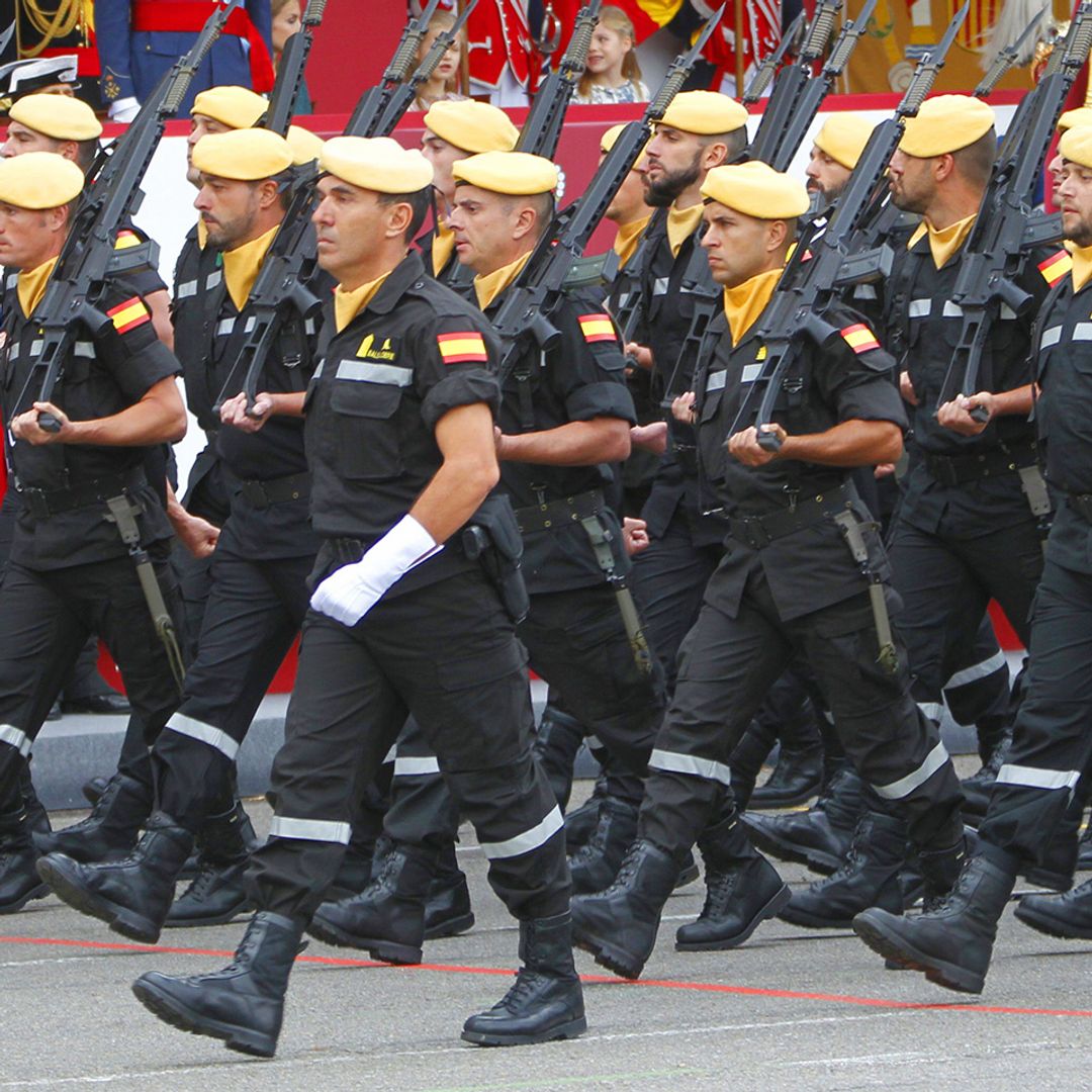Pedida de mano en directo durante el desfile: un militar de la UME y su novia protagonizan el romántico momentazo