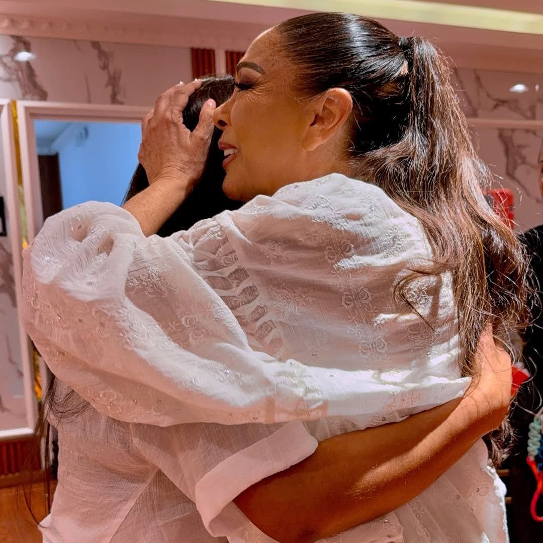 Isabel Pantoja rompe a llorar al conocer a una fan en Perú que le recuerda a su hija tras años de distanciamiento