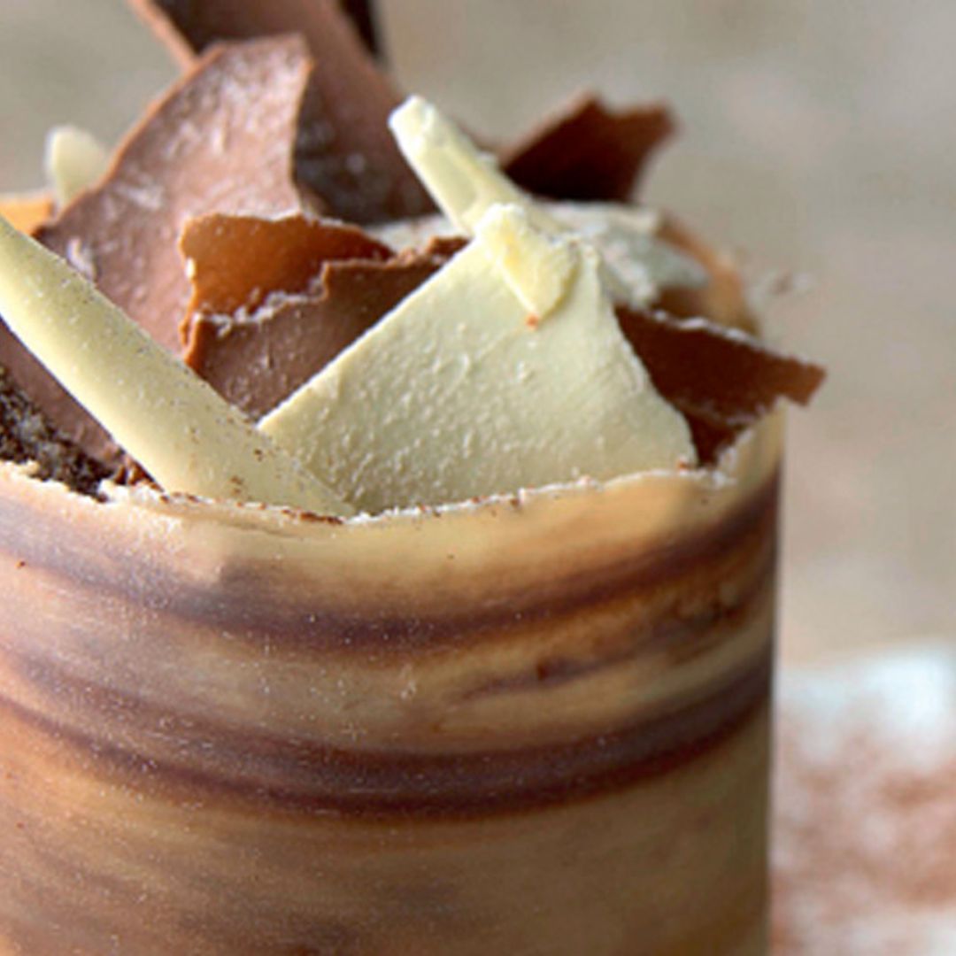 Postre de tres chocolates y café