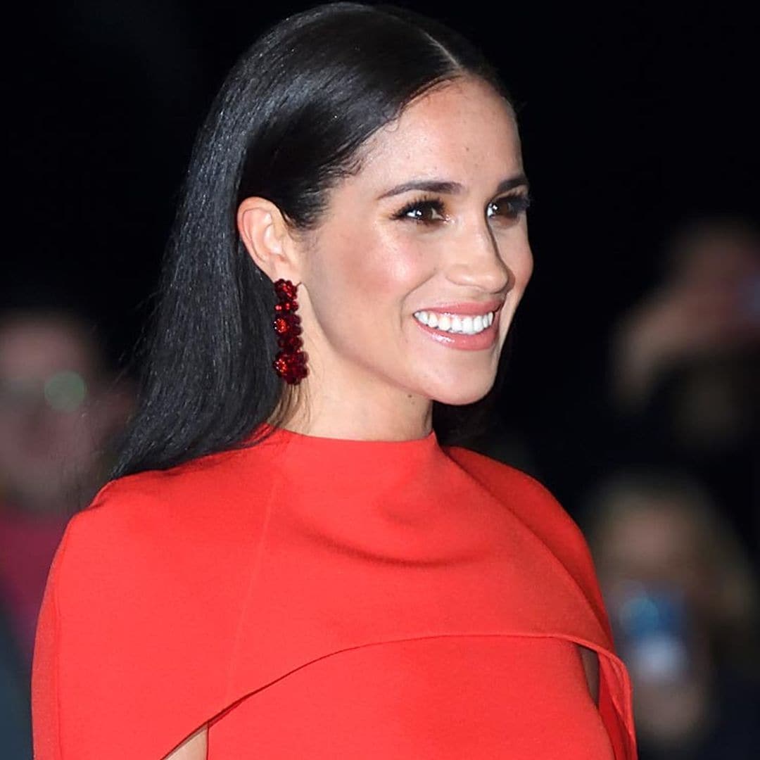 Fíjate en Meghan Markle y serás la invitada ideal esta temporada