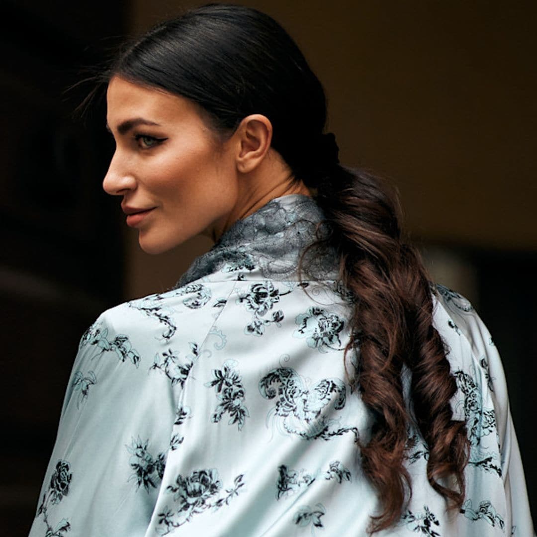 Invitada en la Semana de la Moda de Milán con kaftán azul y coleta con tirabuzón
