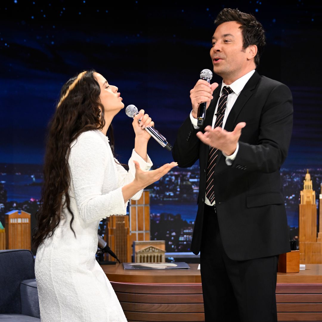 Rosalía poner le enseña español a Jimmy Fallon y juntos cantan 'La Perla'