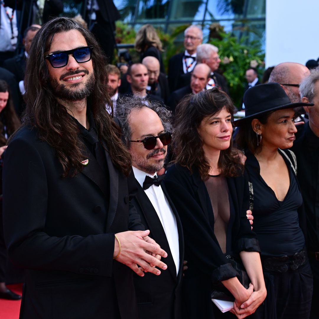 Oliver Laxe y su expareja, Nadia Acimi, con sombrero, el 24 de mayo de 2025 en el Festival de Cine de Cannes