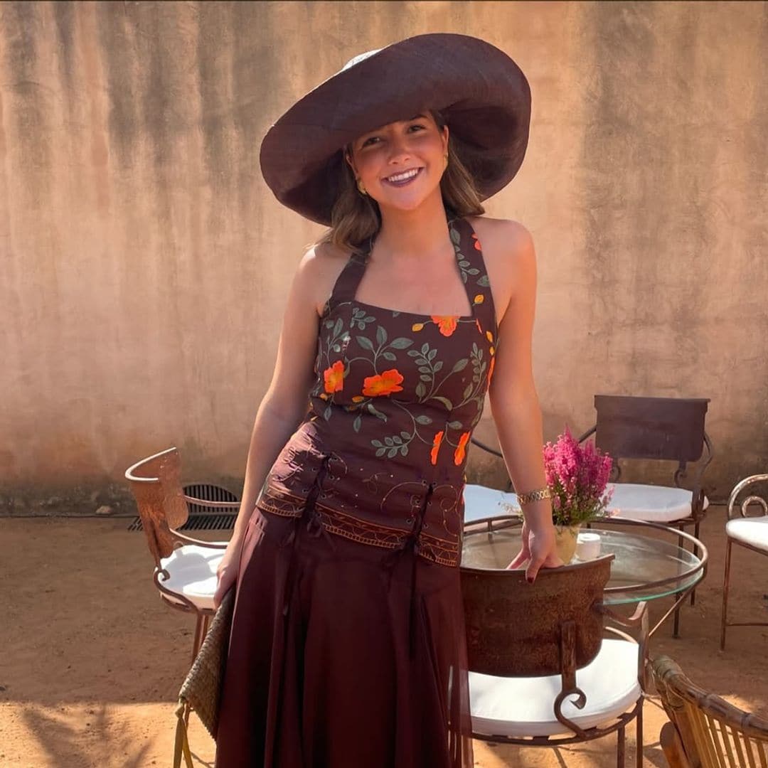 Dime qué vestido de invitada llevas y te diré el peinado que mejor le viene