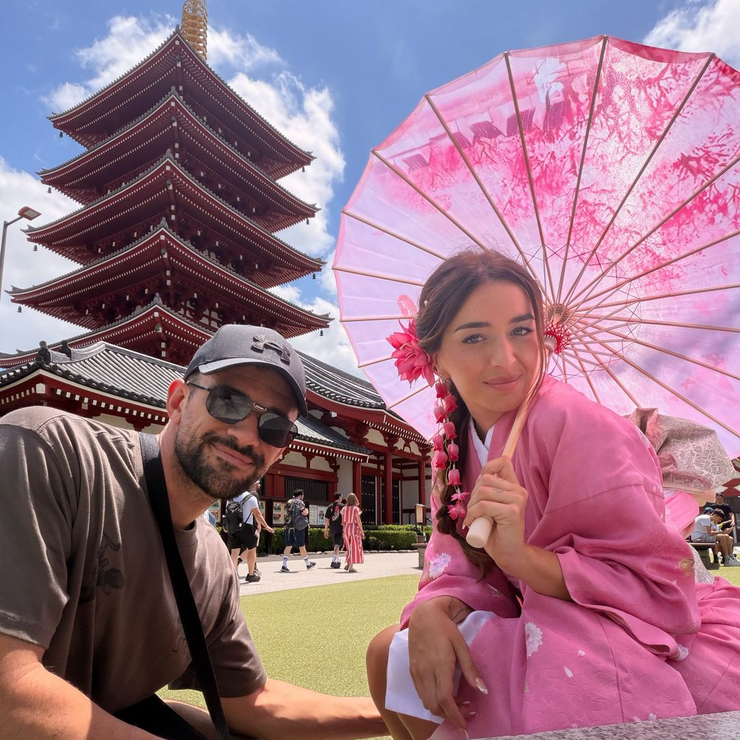 Lola Índigo e IlloJuan encuentran en Japón su refugio de verano: templos, un kimono rosa y mucho amor