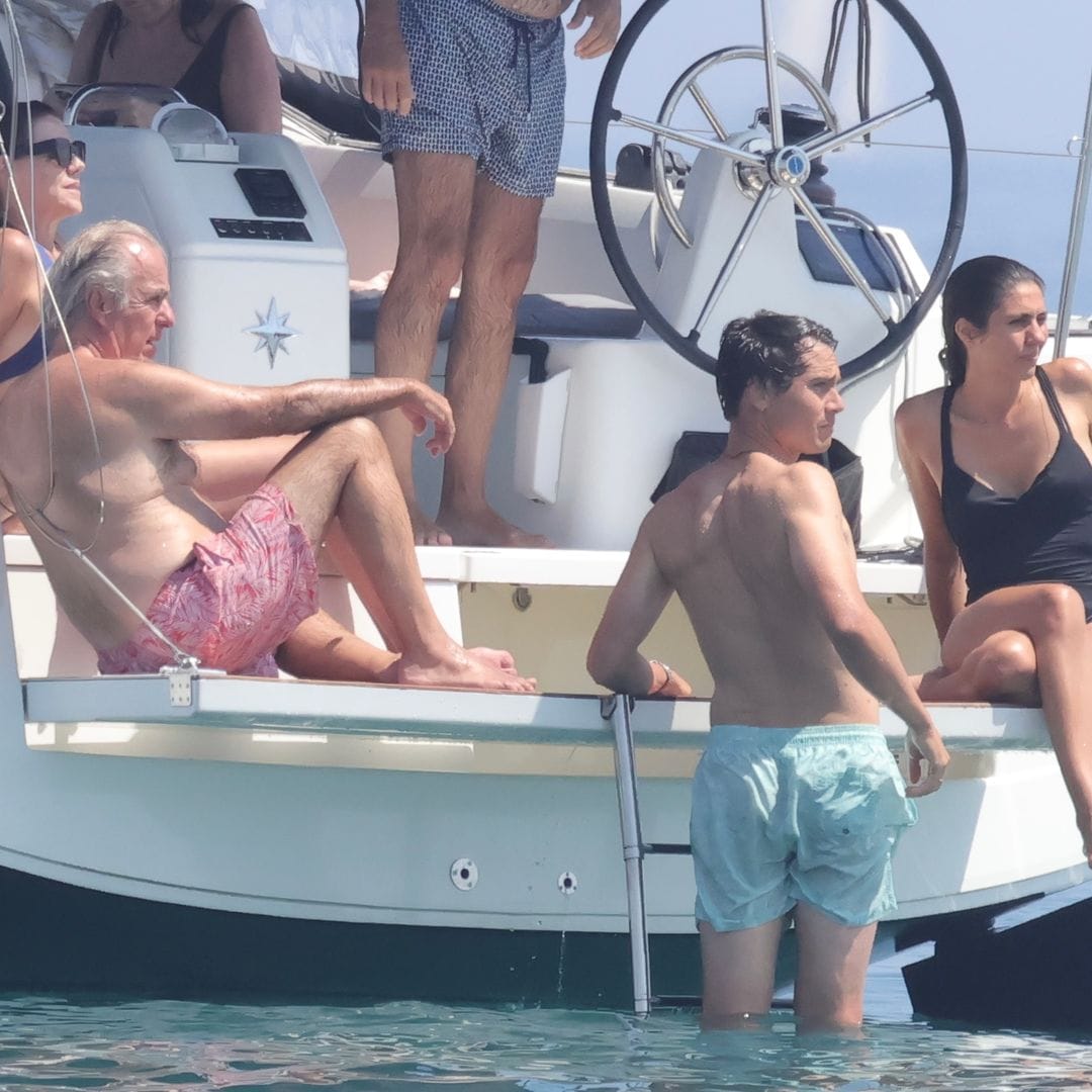 EXCLUSIVA. María Dolores de Cospedal y Fernando Portillo: bikini, yate y amor en familia