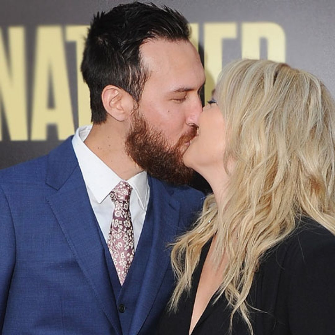 ¡Así se hace oficial un romance! Kate Hudson se come a besos a su novio en la alfombra roja