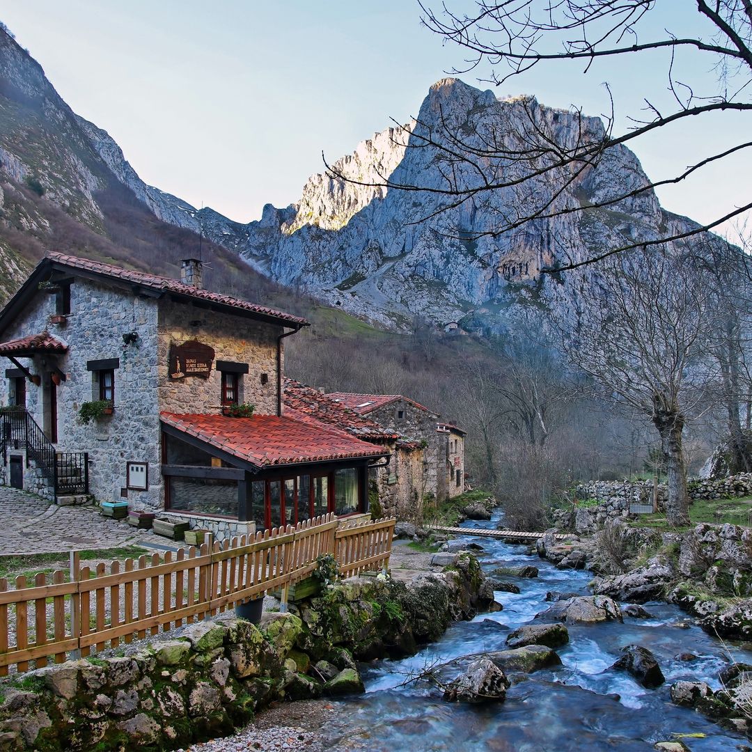 El pueblo de montaña de Bulnes, en Asturias, durante el invierno