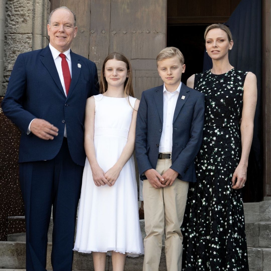 Charlene de Mónaco, elegante junto a su familia en Les Baux-de-Provence: el vestido negro que recuerda a un look de la reina Letizia de hace casi 10 años