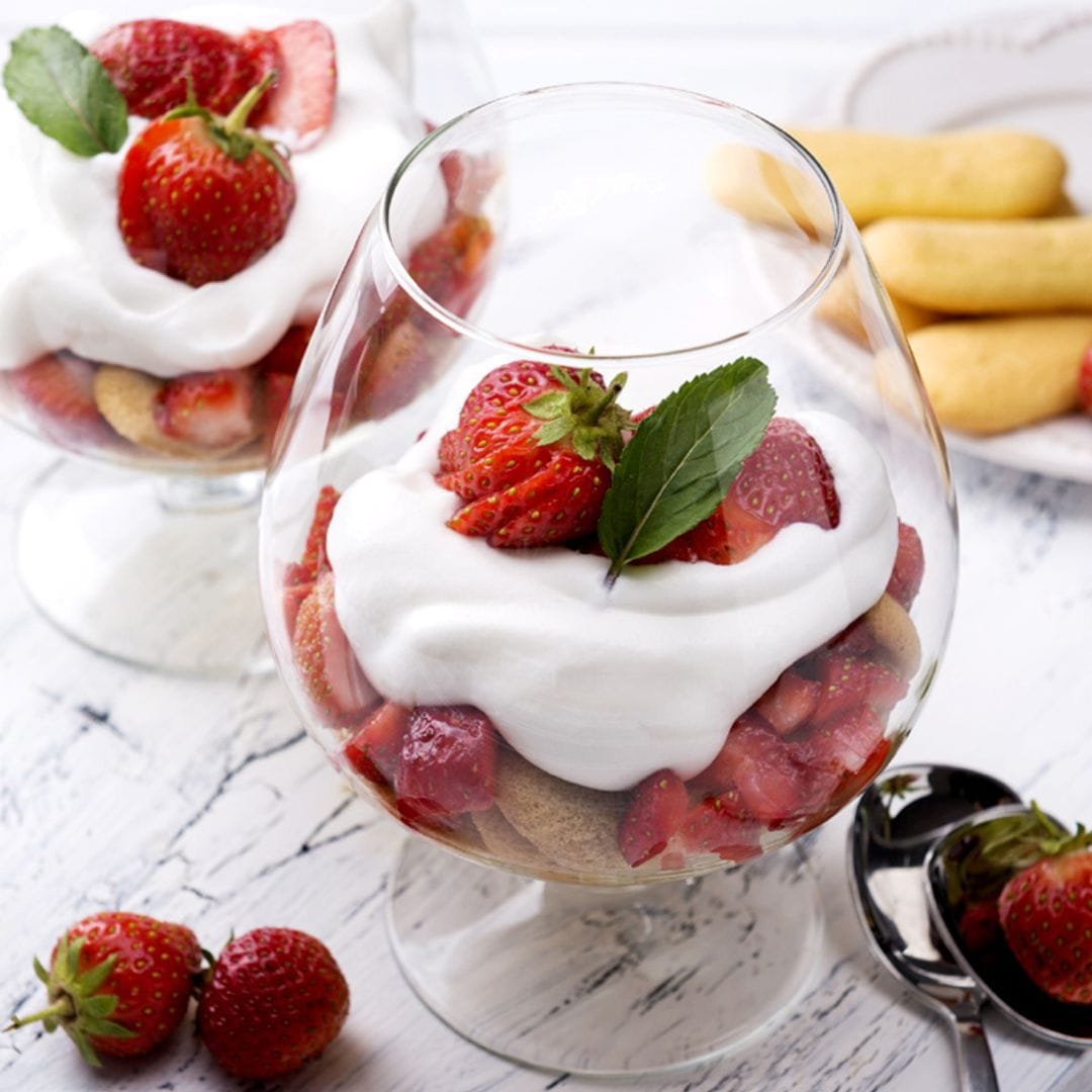 Copa de fresas, bizcocho y yogur
