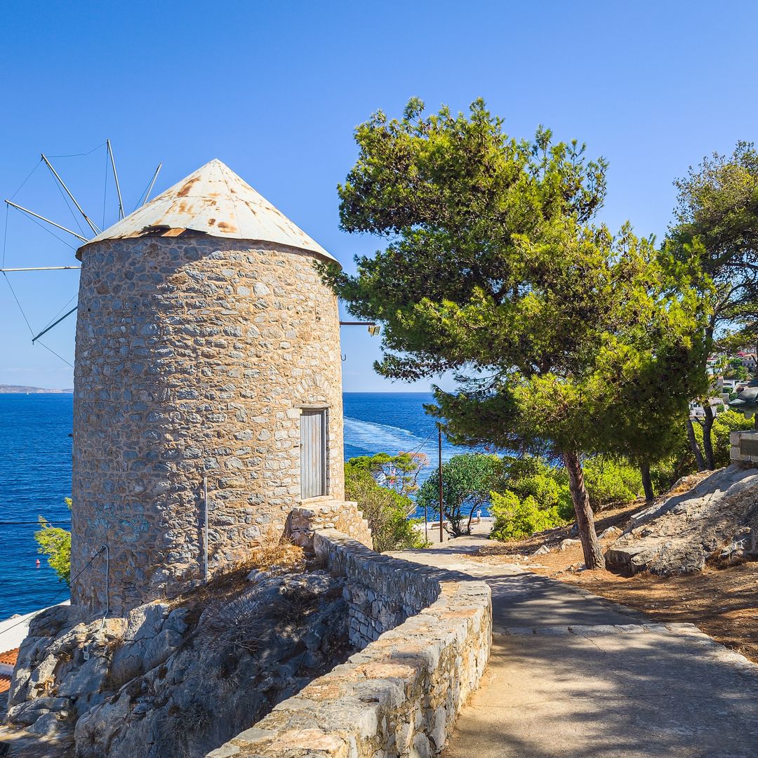 El antiguo molino de viento tradicional, situado en el camino que conduce del puerto de Hydra a Kaminia, en Hydra, Grecia