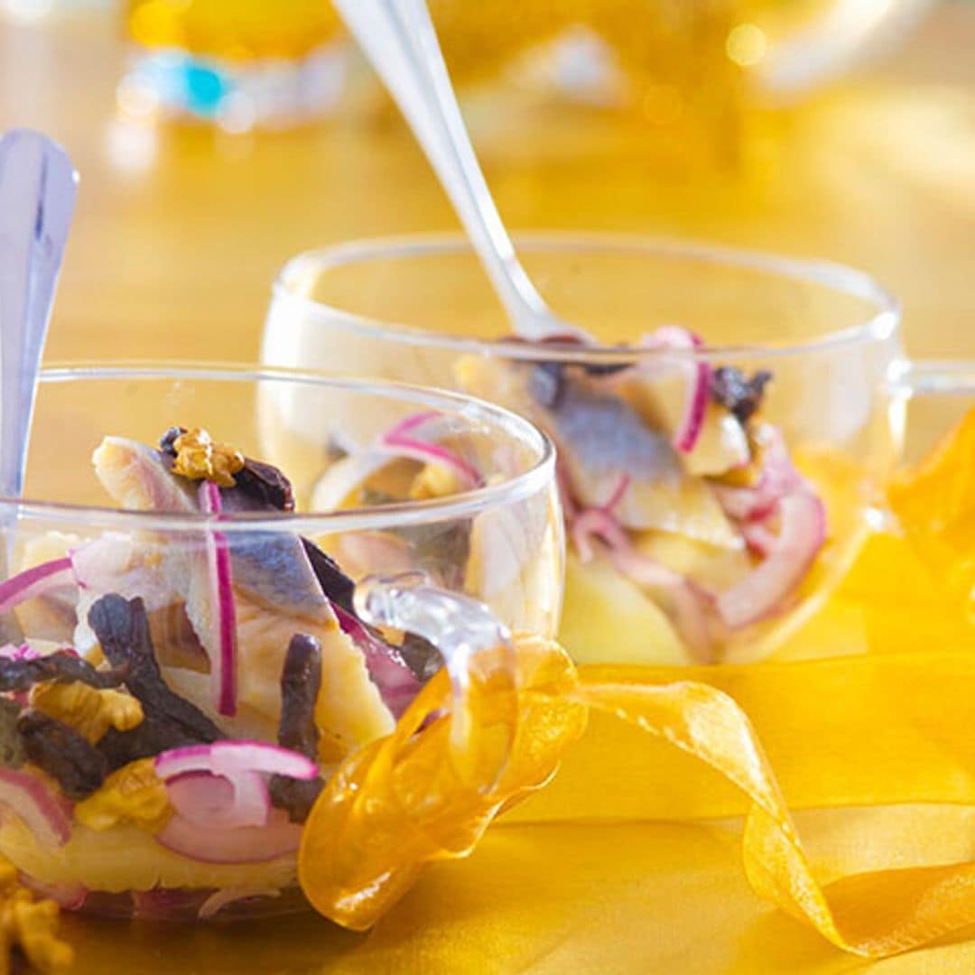 Aperitivo de arenque con cebolla roja, nueces y ciruelas