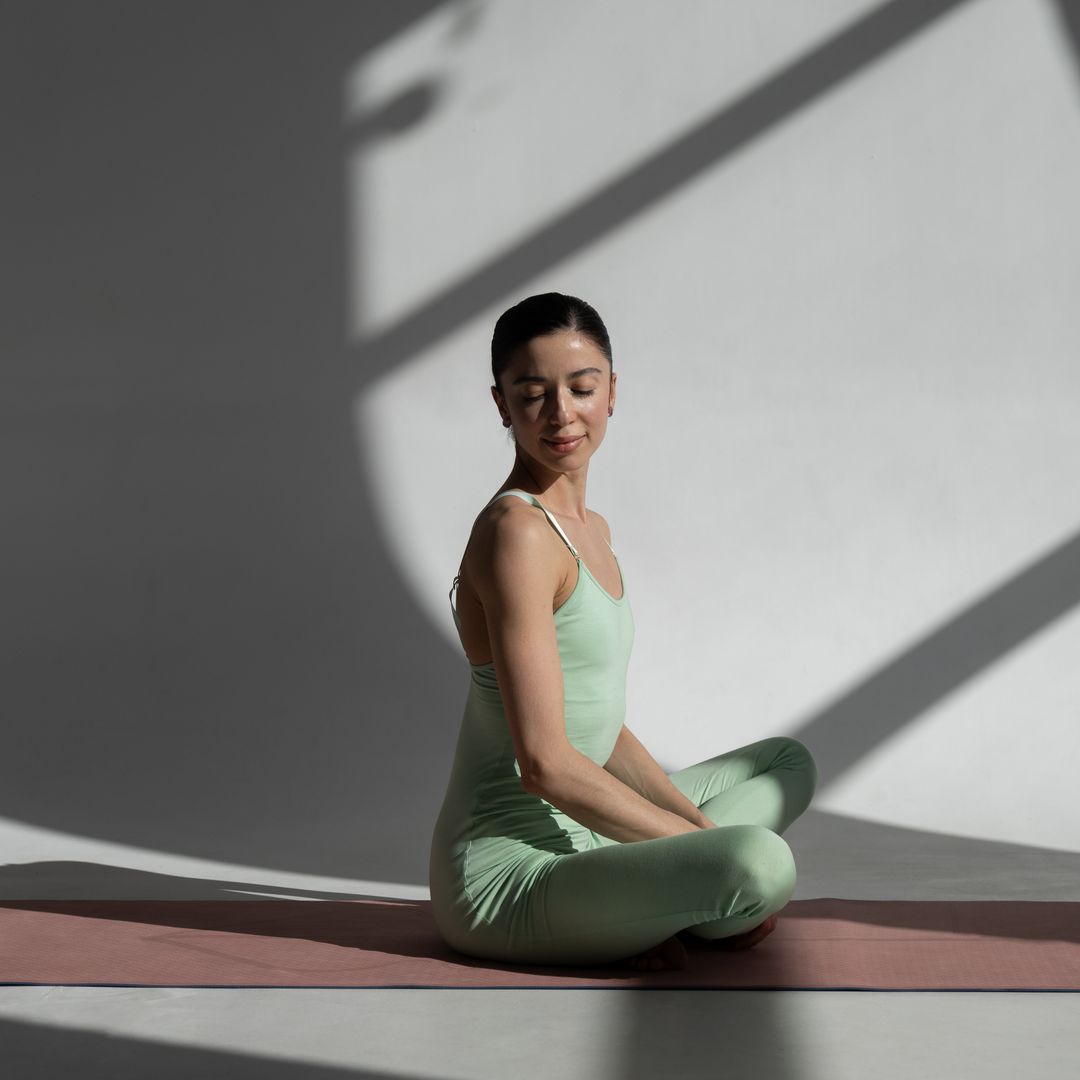 Qué es el yoga miofascial, la práctica que ayuda a liberar tensión y relajarte profundamente