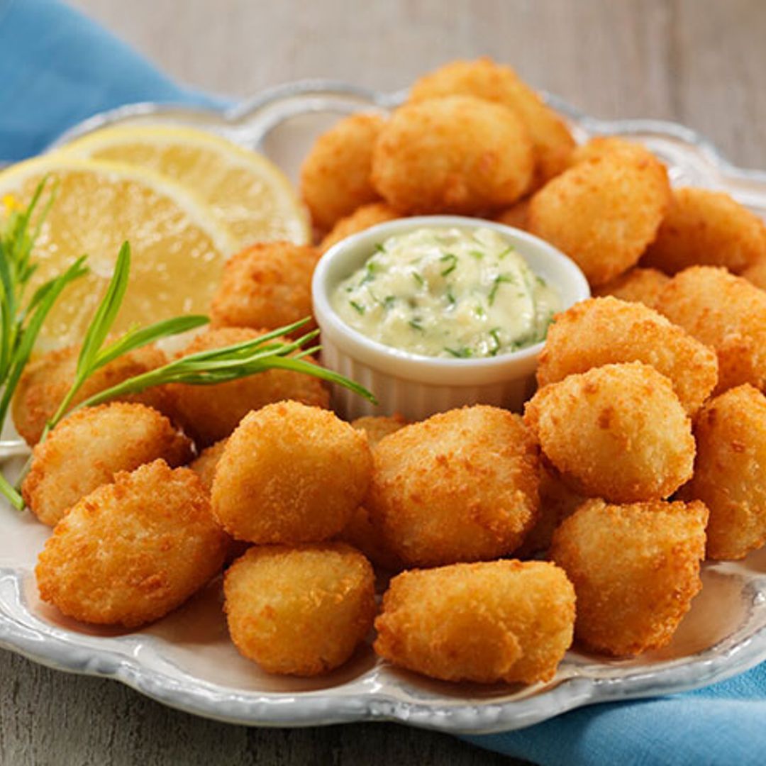 Vieiras empanadas y fritas con mayonesa de ajo y perejil