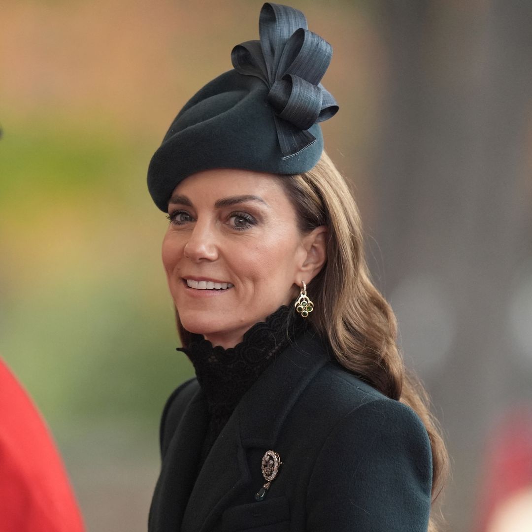 Kate Middleton hace caso a su colorimetría en Windsor con un elegante look verde botella: abrigo entallado, encaje y tocado con volumen