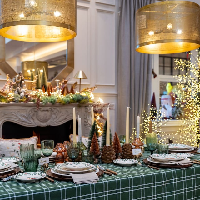 Mesa y salón decorados de Navidad