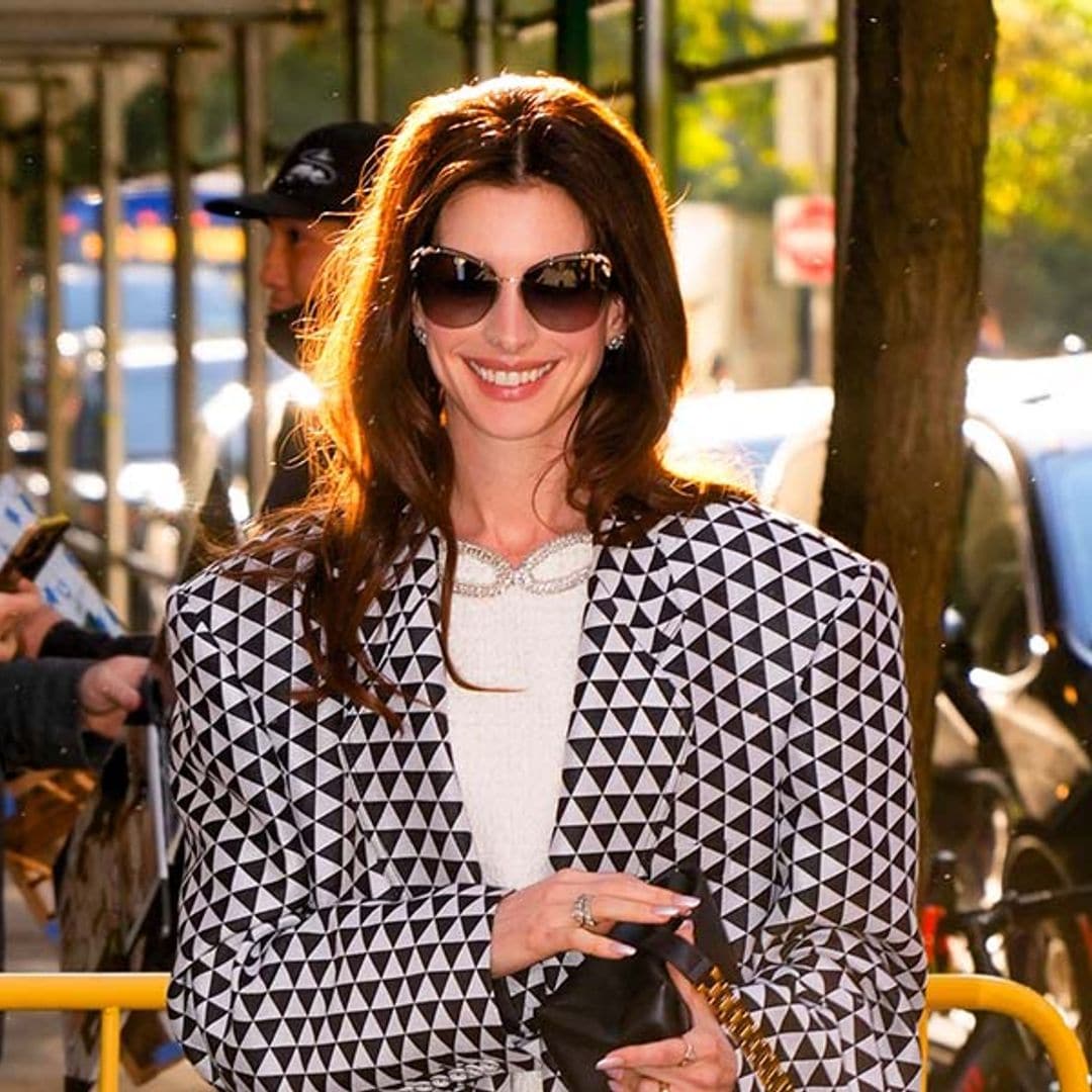 Anne Hathaway copia a Andy Sachs un truco de estilo muy favorecedor en su último look