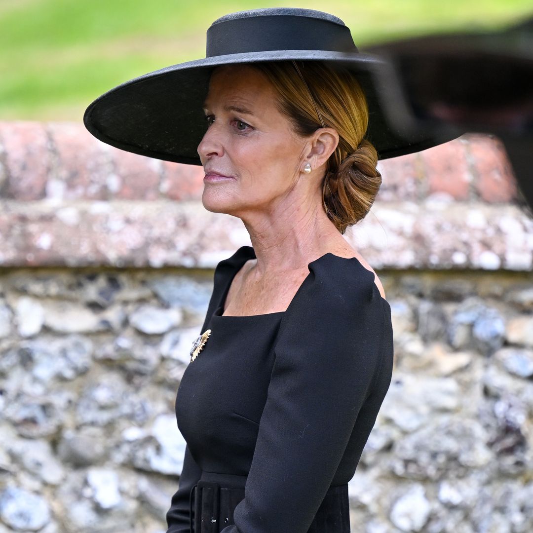 El último adiós a Lady Pamela Hicks, la confidente de Isabel II: un ataúd de mimbre, una promesa y una ausencia