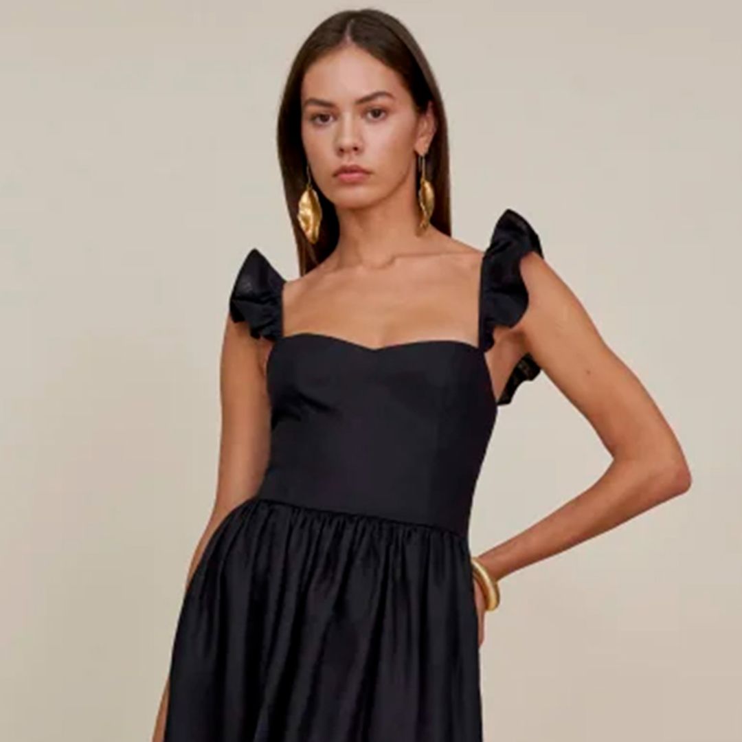 Ni rojo ni 'Very Peri', todas quieren un vestido de invitada negro este 2022