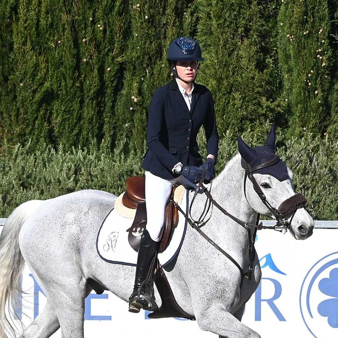Sira Martínez, hija de Luis Enrique, avanza con paso firme en la hípica mientras el futuro de su chico está en el aire
