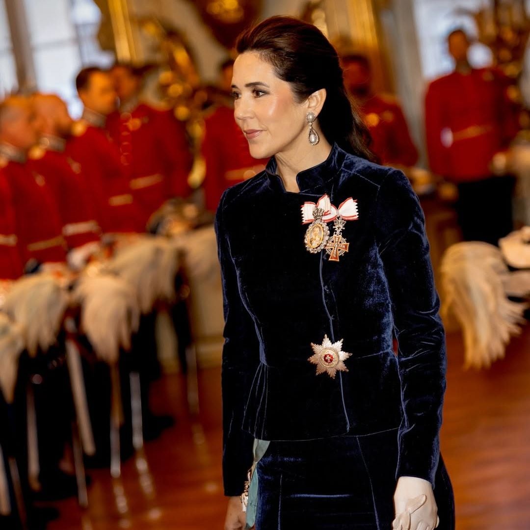 Mary de Dinamarca, fabulosa con su nuevo look de gala de 2026: traje de terciopelo azul y muchas perlas