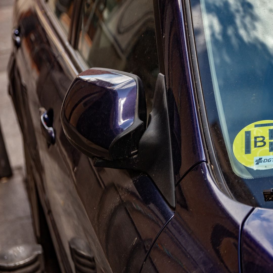 La DGT anuncia: los coches con etiquetas B y C ya reciben multas de 200 €