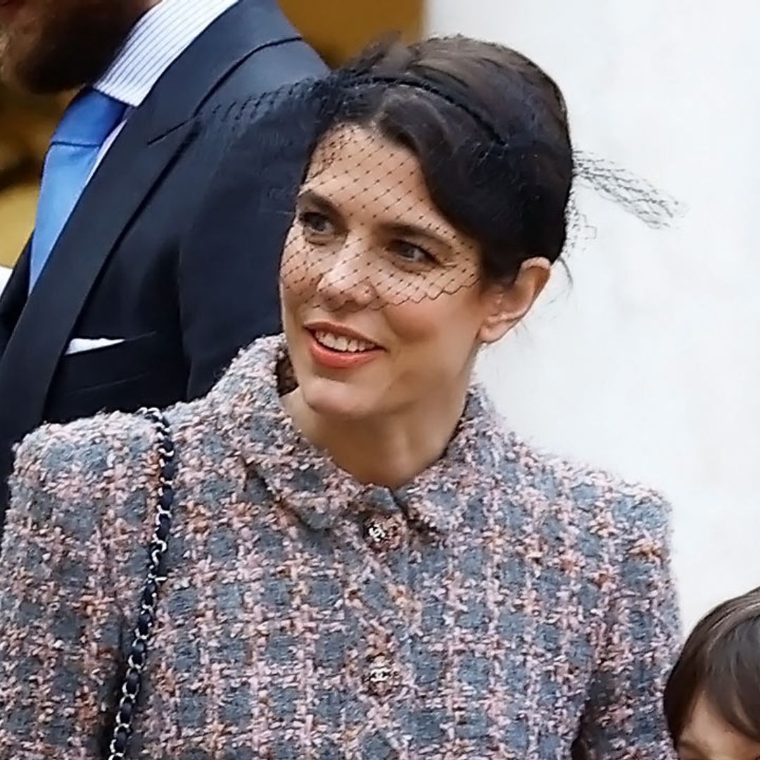 Carlota Casiraghi, la mejor inspiración para invitadas de invierno con su elegante vestido 'tweed'