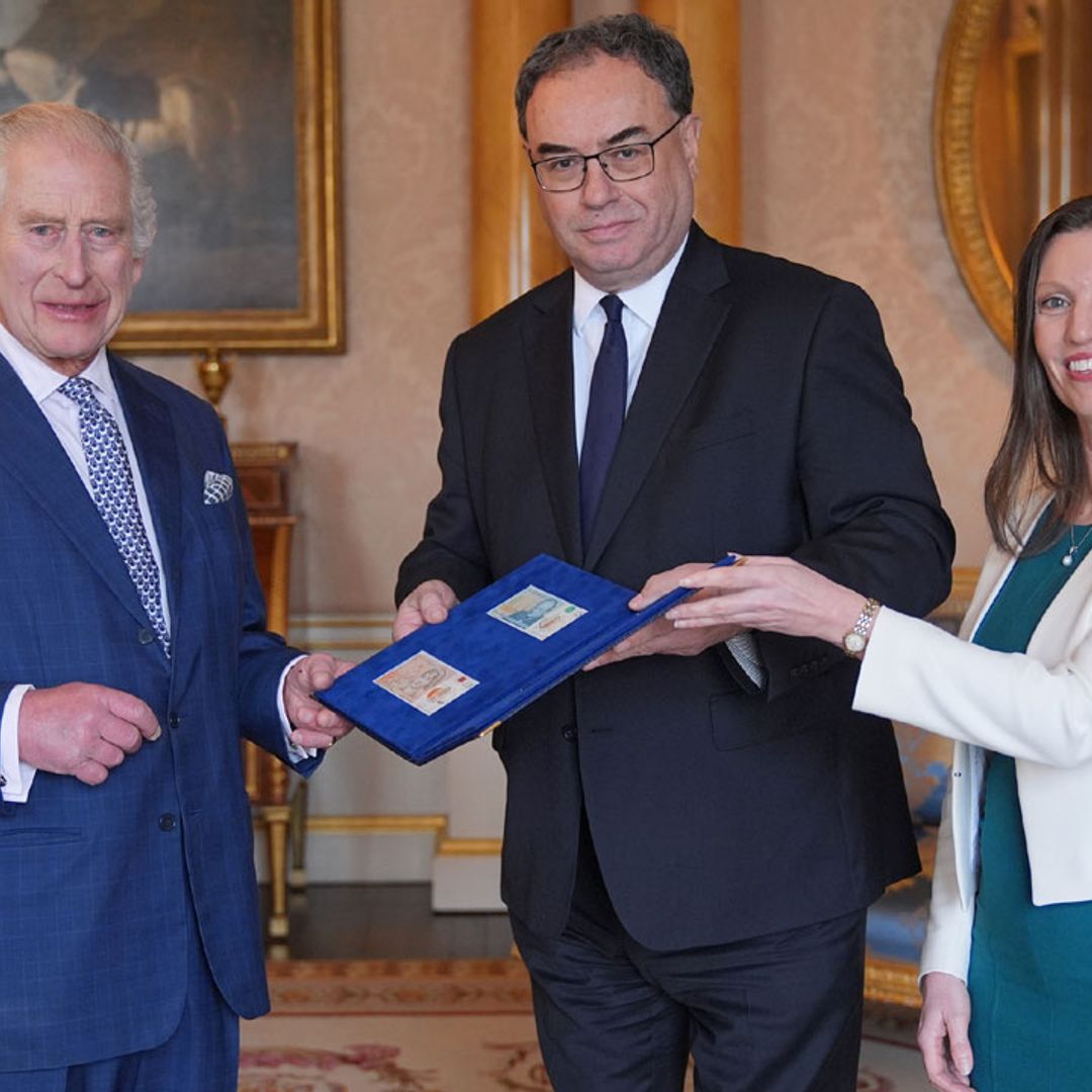 Carlos III reaparece en público en su aniversario de boda sin la reina Camilla