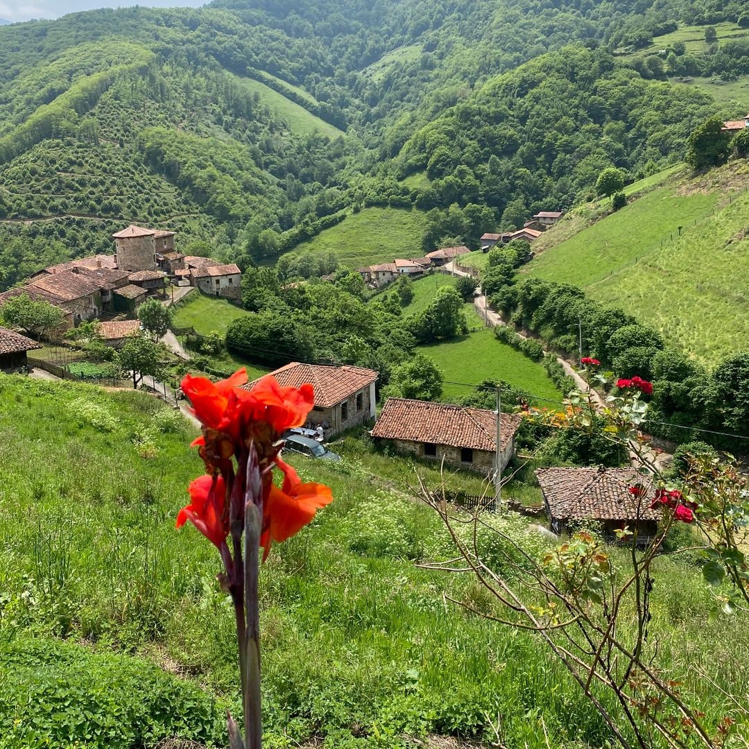 Pueblo de Bandujo en l montaña asturiana