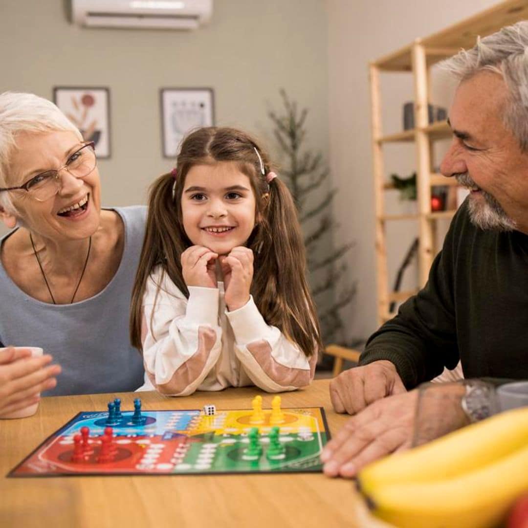 Juegos de mesa perfectos para que nietos y abuelos disfruten juntos en las vacaciones de Navidad
