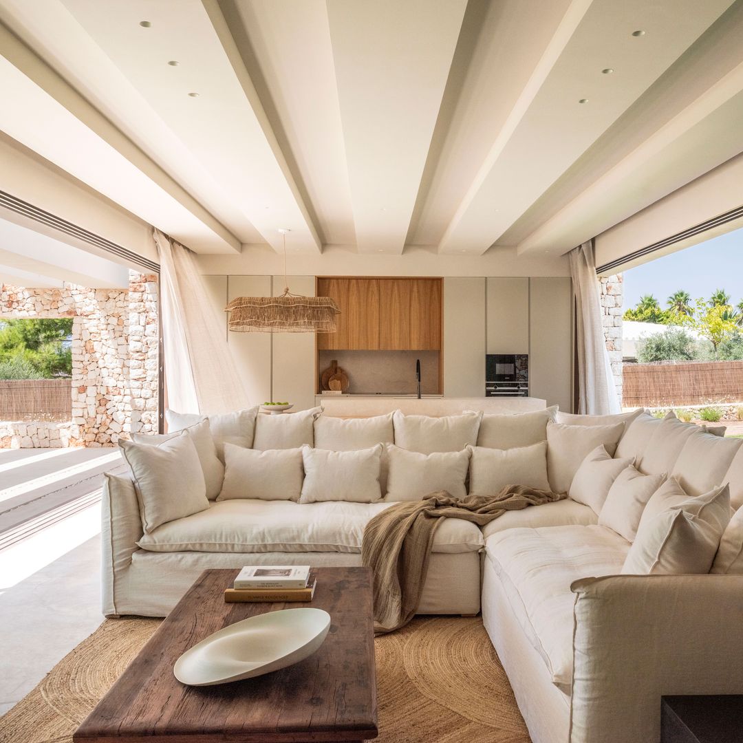 Un oasis de lujo frente al Mediterráneo: así es la casa de Menorca que enamora por su arquitectura y su calma