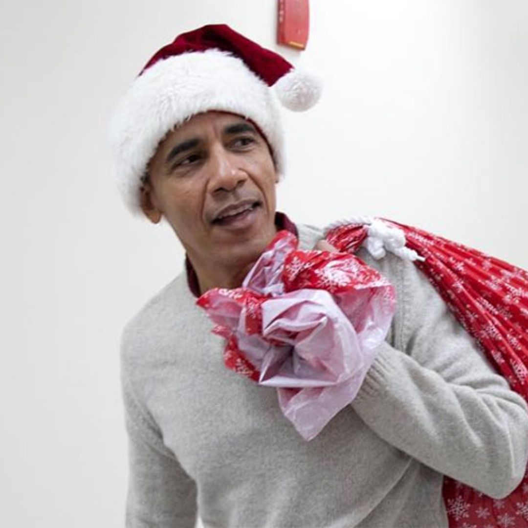¡Regalos para todos! Barack Obama se convierte en Papá Noel para sorprender a los niños de un hospital