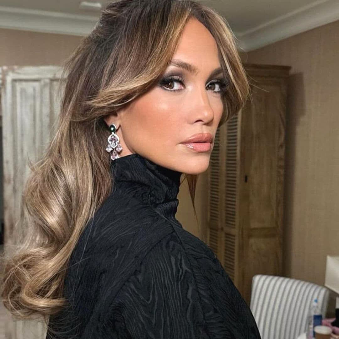 Jennifer Lopez se disfraza de 'Barbie Latina' y el resultado es su look más sofisticado hasta la fecha