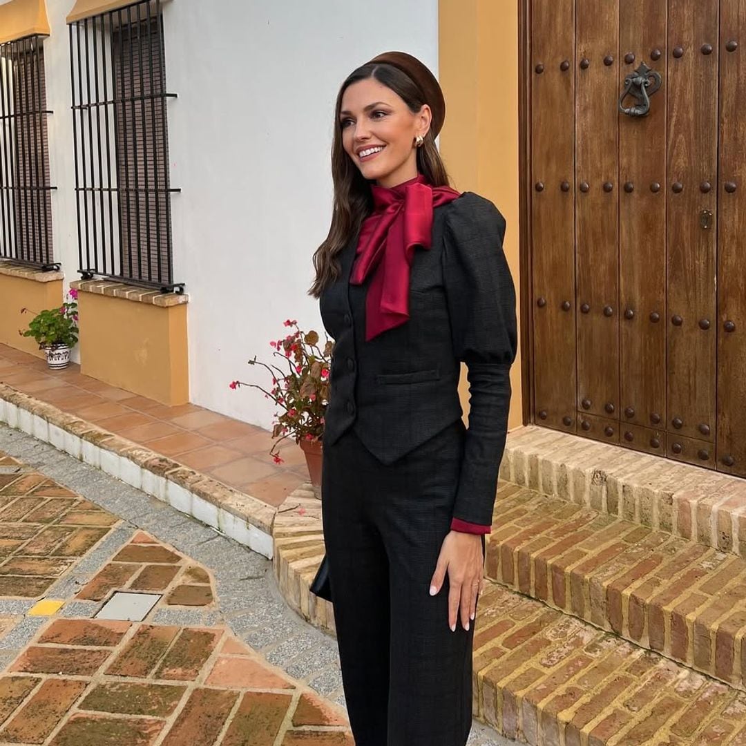 Look de invitada en color negro con chaqueta de mangas abullonadas