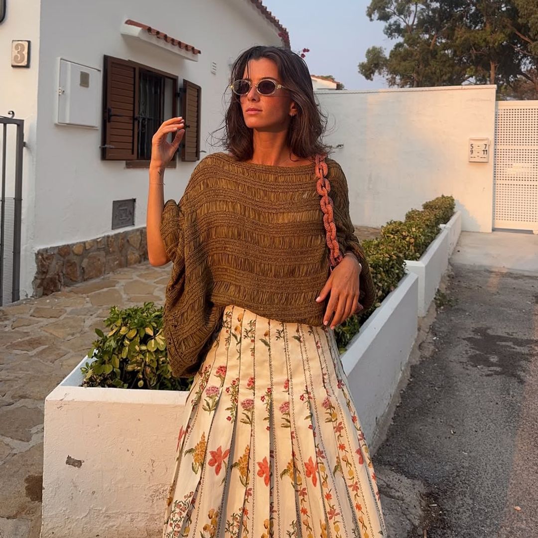 Una única falda de flores de Zara para crear 3 looks que te salvarán el verano